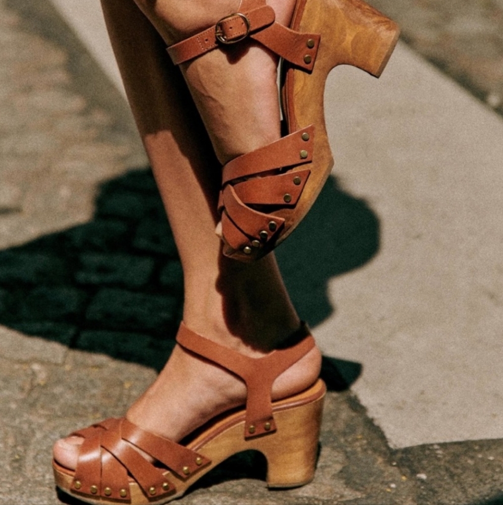 Sezane rich brown wooden sandals size 6